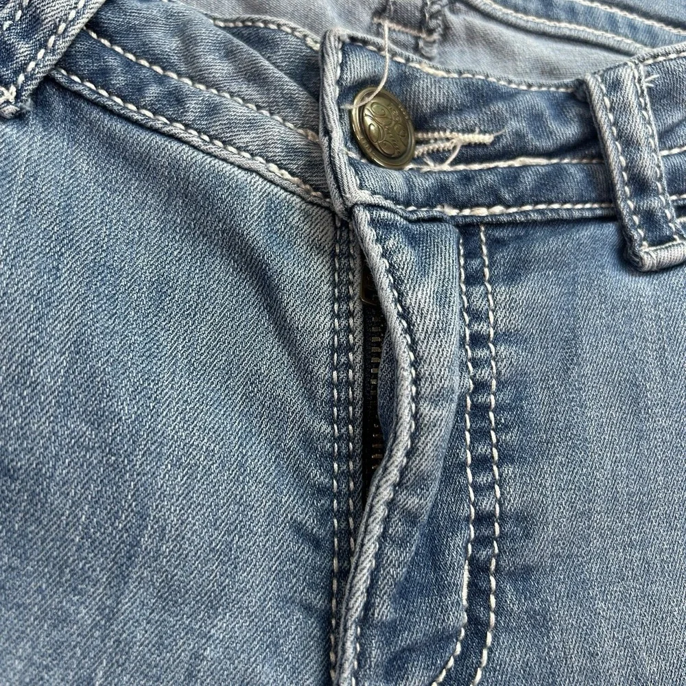 LEE Jeans Womens  12 Medium Blue‎ Slender Secret Embroidered Cropped Capri Denim
